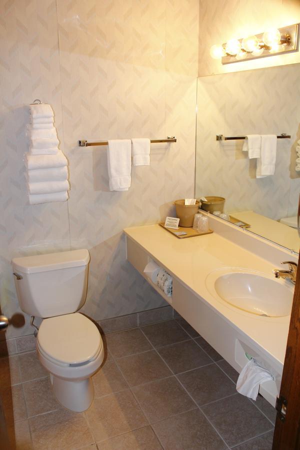 Baraga Lakeside Inn 외부 사진